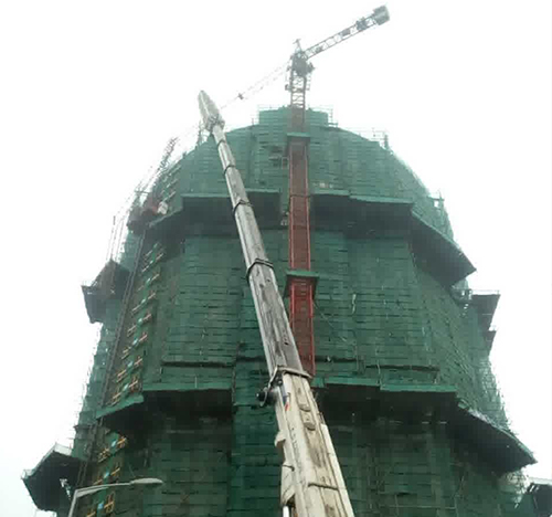 宁明吊车在工地上作业